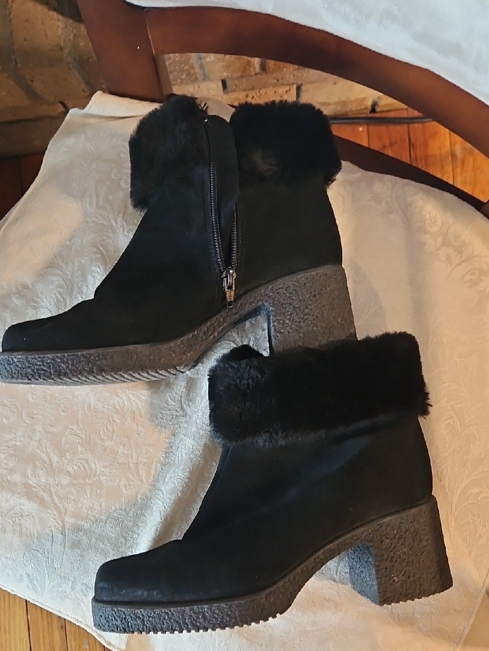 La Canadienne Black Suede and Faux-Fur Ankle Boots size 8 M